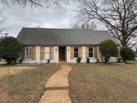 1592 W Crestwood Dr in Memphis, TN - Building Photo