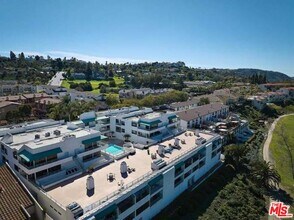 2552 Navarra Dr in Carlsbad, CA - Building Photo - Building Photo