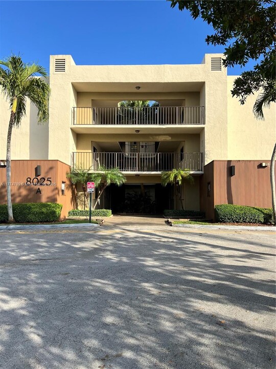 8025 SW 107th Ave in Miami, FL - Building Photo