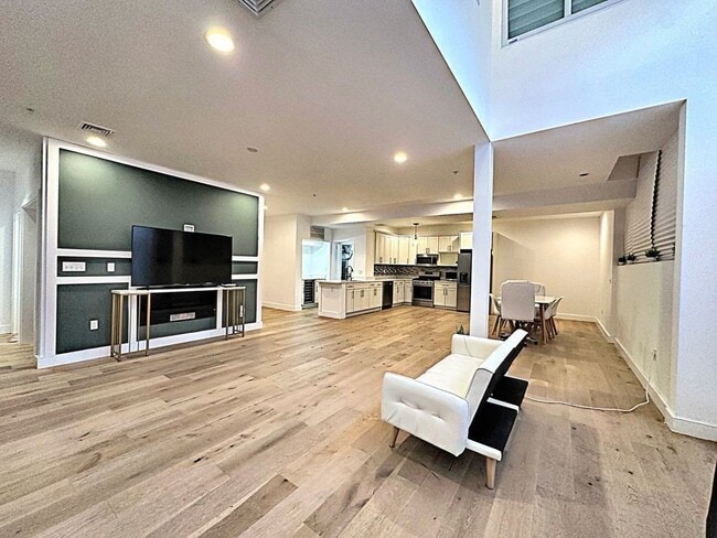 17 Kearney Sq, Unit 17 Kearney Sq - Unit 205 in Lowell, MA - Building Photo - Building Photo