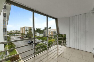 3040 NE 16th Ave, Unit 408 in Oakland Park, FL - Foto de edificio - Building Photo