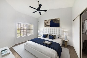 The Madison on the Lake in Houston, TX - Foto de edificio - Building Photo