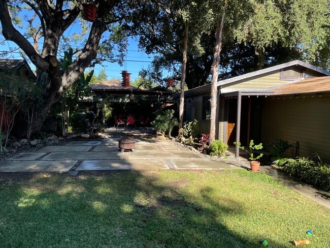 860 N Mar Vista Ave in Pasadena, CA - Foto de edificio - Building Photo