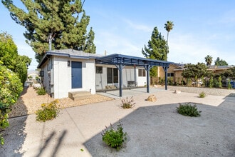 15836 Chatsworth St in Granada Hills, CA - Foto de edificio - Building Photo