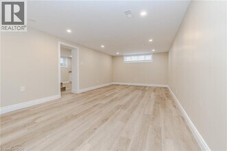 15 Edinburgh Rd in Kitchener, ON - Building Photo - Building Photo