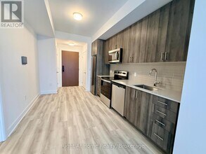 3240 William Coltson Ave in Oakville, ON - Building Photo - Building Photo