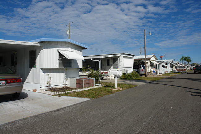 Palmetto Mobile Home Club Inc. in Palmetto, FL - Building Photo - Building Photo