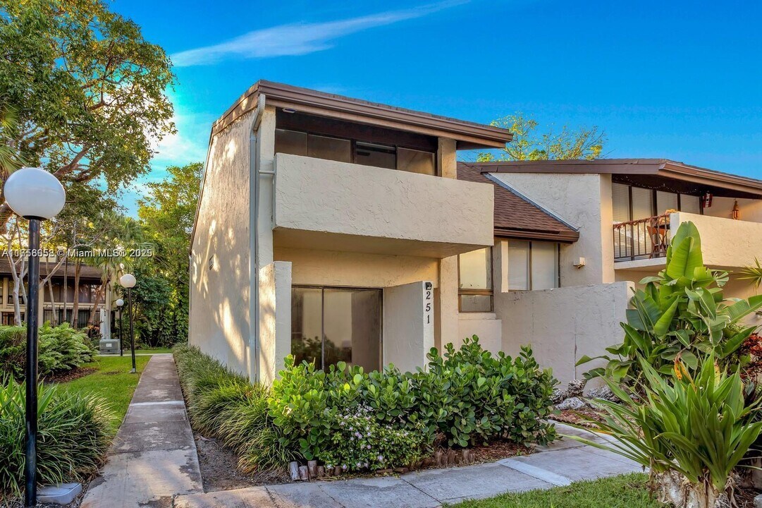 19228 NE 25th Ave, Unit 251B in Miami, FL - Foto de edificio