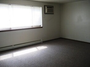 Claremont Apartments in Iowa City, IA - Building Photo - Interior Photo