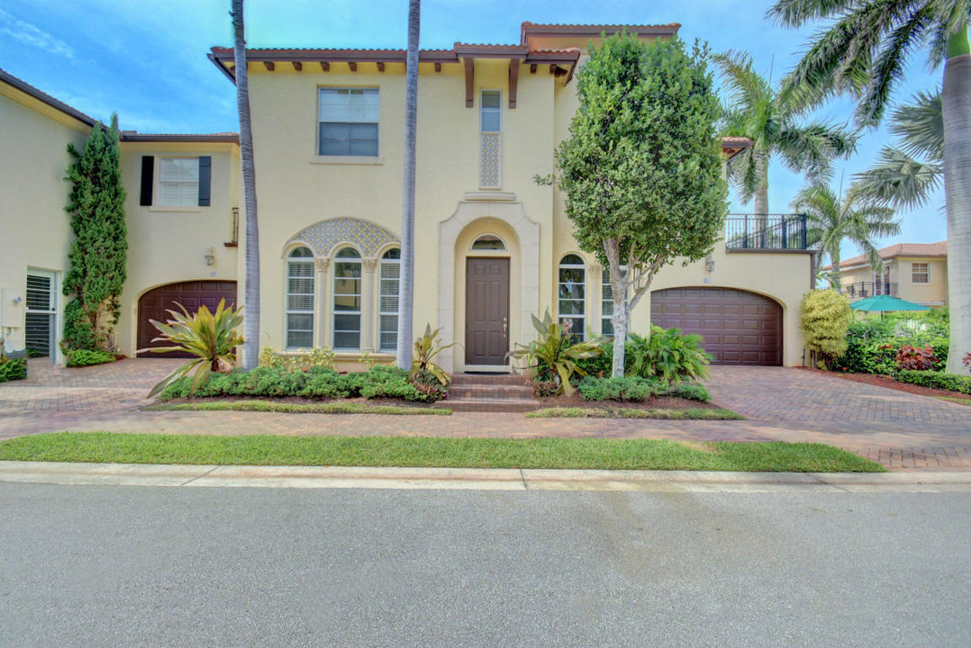 81 Via Poinciana St in Boca Raton, FL - Foto de edificio