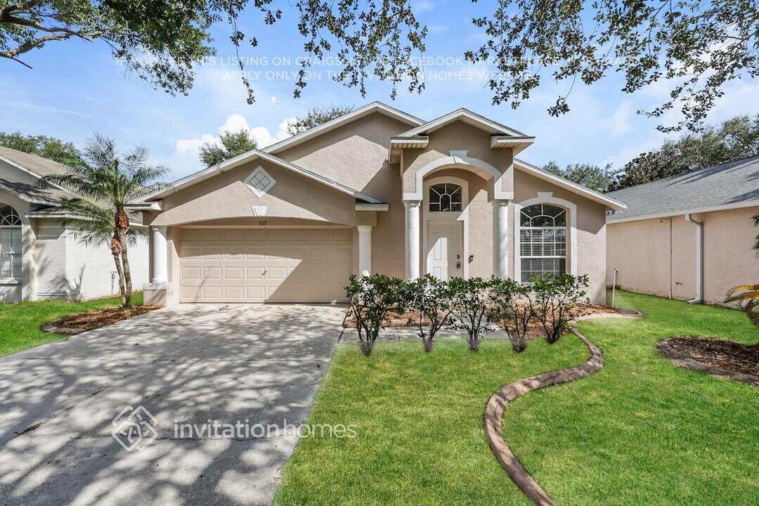 507 Somerstone Dr in Valrico, FL - Foto de edificio