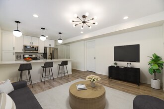 2128 N Whipple St in Chicago, IL - Foto de edificio - Building Photo