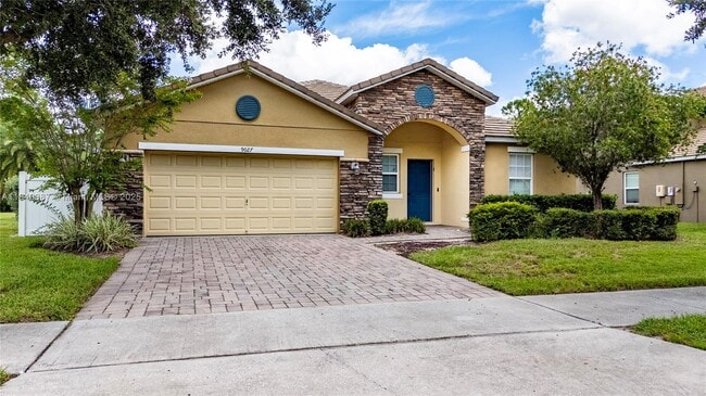 property at 1106 W Oak St