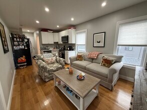 1021 Winthrop Ave, Unit #2 in Revere, MA - Foto de edificio - Building Photo