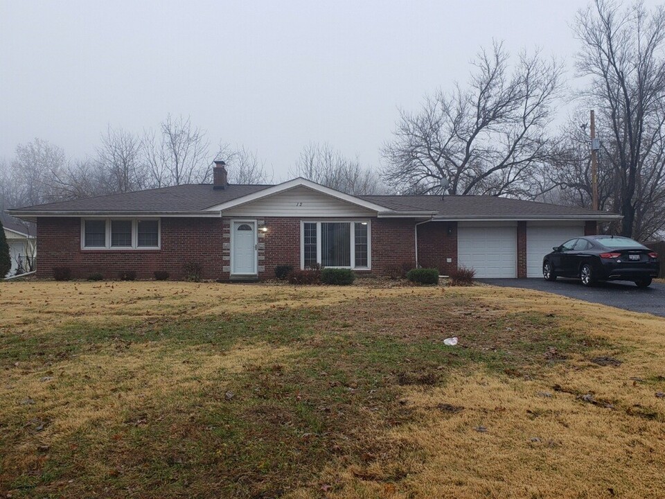 12 Fairview Dr in Fairview Heights, IL - Building Photo