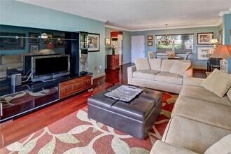 220 Kings Point Dr in Sunny Isles Beach, FL - Building Photo - Building Photo