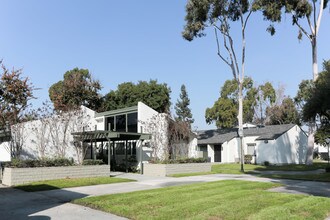 Placita Park in Santa Fe Springs, CA - Foto de edificio - Building Photo