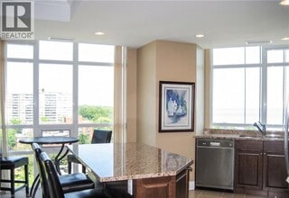 360 Pearl St in Burlington, ON - Building Photo - Building Photo