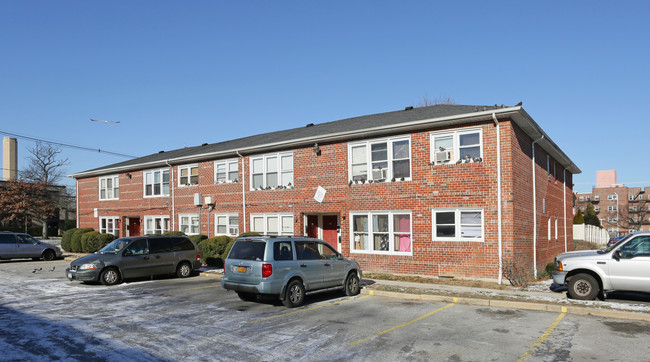 287-295 W Merrick Rd in Freeport, NY - Building Photo - Building Photo