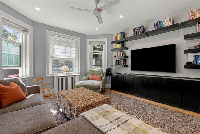 193 Pleasant St in Brookline, MA - Building Photo - Building Photo