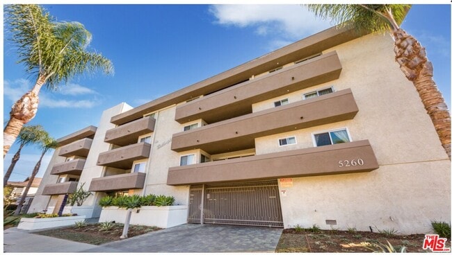 5260 Bellingham Ave in Los Angeles, CA - Building Photo - Building Photo