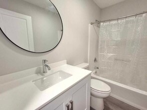 123 Northampton Dr in Holmdel, NJ - Foto de edificio - Building Photo