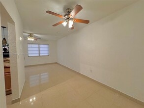 4885 NW 4th St-Unit -4885 in Miami, FL - Foto de edificio - Building Photo