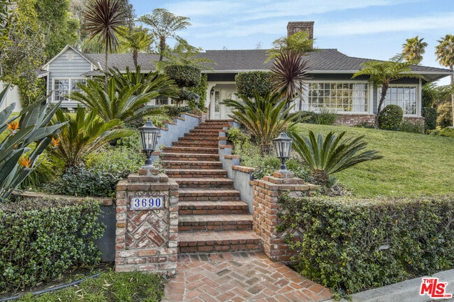 3690 Crownridge Dr in Los Angeles, CA - Building Photo - Building Photo