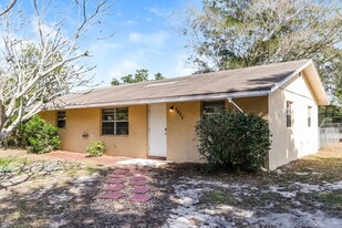 1211 SE Sea Oat Ln in Stuart, FL - Building Photo