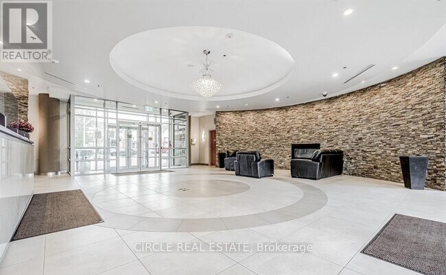 215 Queen St E in Brampton, ON - Building Photo - Building Photo