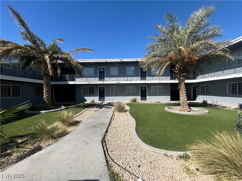 412 W Monroe Ave in Las Vegas, NV - Building Photo