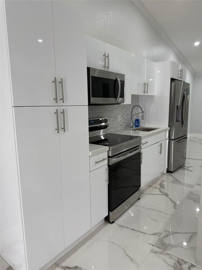 8738 NW 116th Way in Hialeah Gardens, FL - Foto de edificio - Building Photo