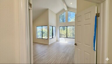 5813 Serrania Ave in Los Angeles, CA - Foto de edificio - Building Photo