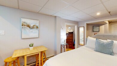 1029 Beacon St in Brookline, MA - Foto de edificio - Building Photo