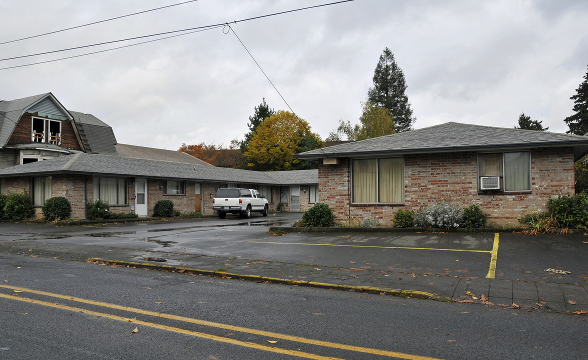 2507-2525 SE Monroe St in Portland, OR - Building Photo