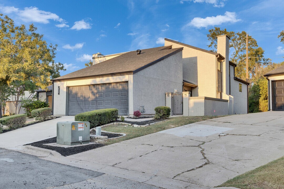8805 Merion Cir in Austin, TX - Foto de edificio