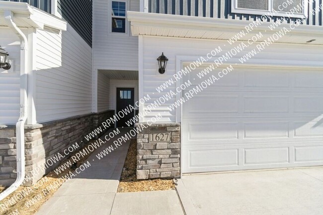 1627 NE Crossing Oaks Ln in Ankeny, IA - Building Photo - Building Photo