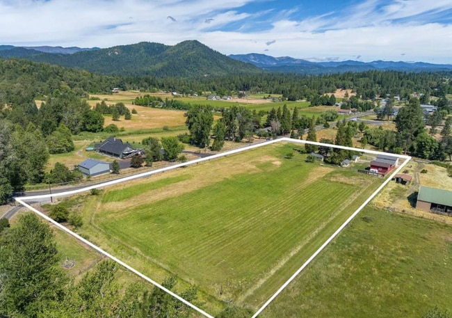 1927 Sleepy Hollow Loop in Grants Pass, OR - Building Photo - Building Photo
