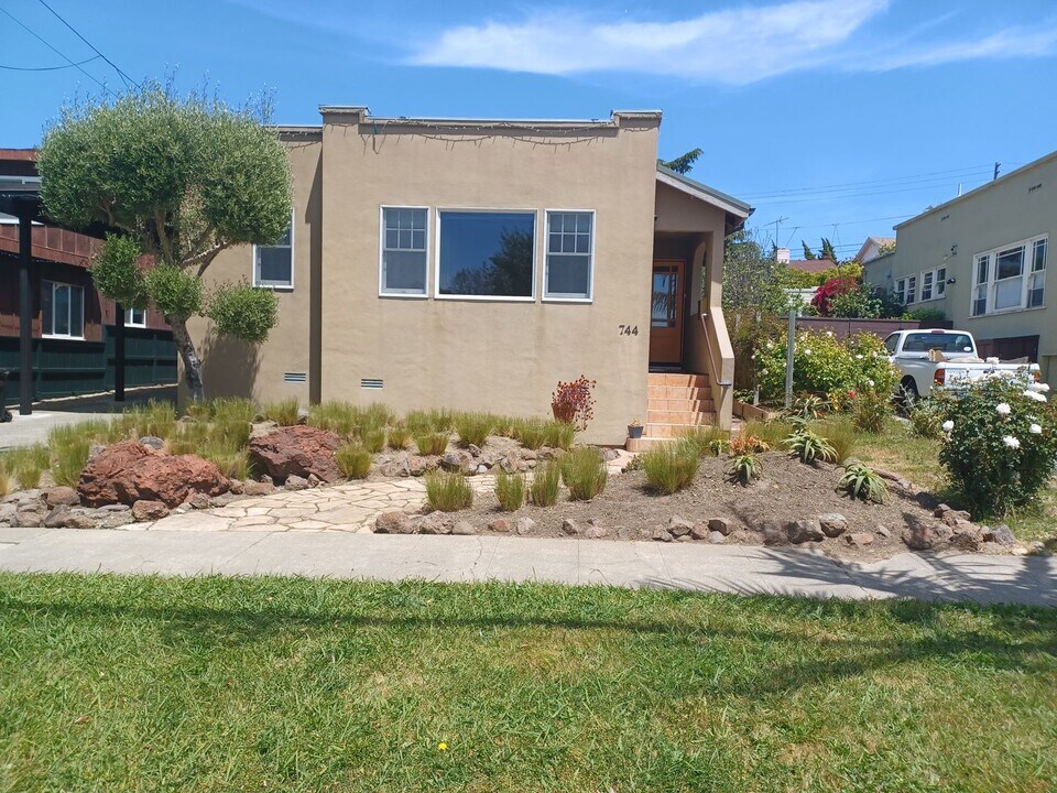 744 Elm St in El Cerrito, CA - Building Photo