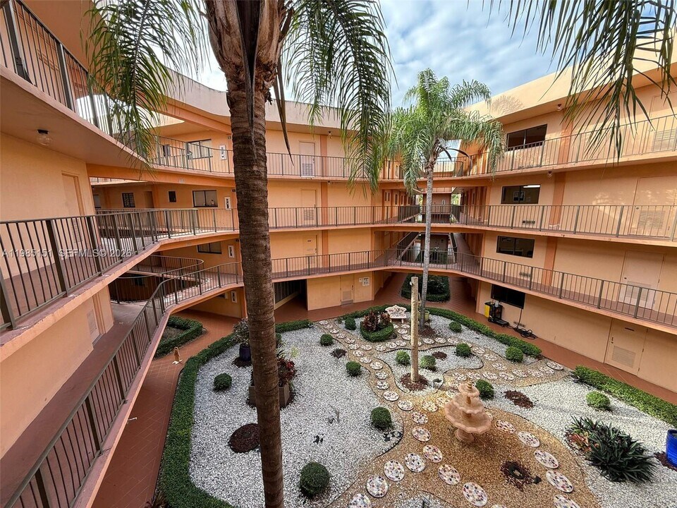 8600 SW 133rd Avenue Rd in Miami, FL - Foto de edificio