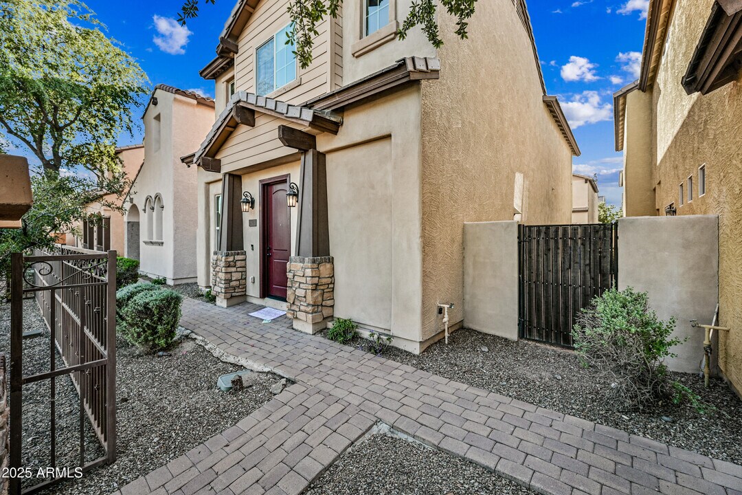 2060 E Heartwood Ln in Phoenix, AZ - Foto de edificio