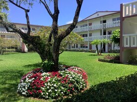 560 Fanshaw N in Boca Raton, FL - Building Photo
