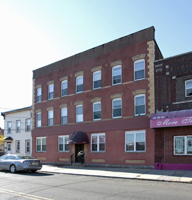 654 3rd Ave in Elizabeth, NJ - Foto de edificio - Building Photo