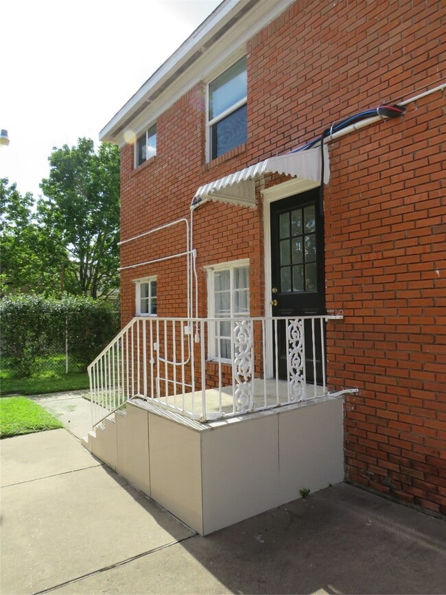 5804 Newcastle St in Bellaire, TX - Building Photo - Building Photo