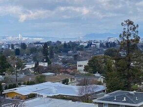 5340 Broadway Ter, Unit 403 in Oakland, CA - Foto de edificio - Building Photo