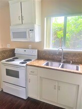 931 W 19th St in Costa Mesa, CA - Foto de edificio - Building Photo
