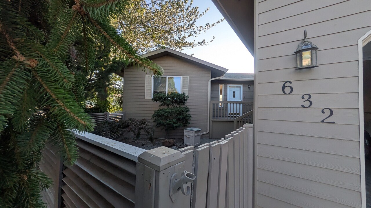 632 S Lawler Ave in East Wenatchee, WA - Building Photo