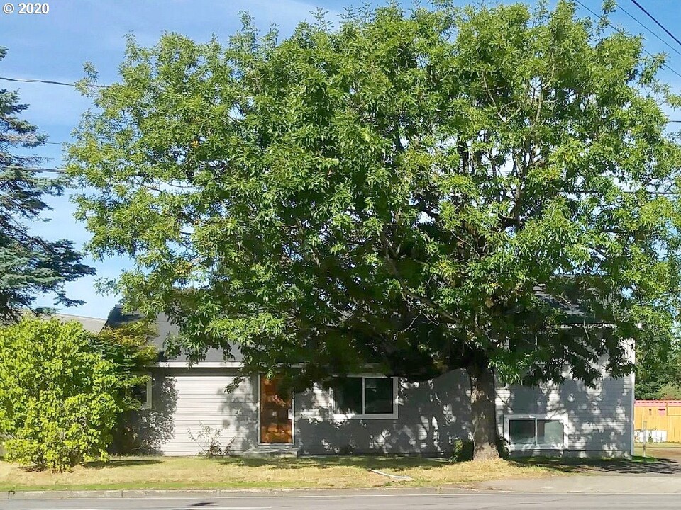 20231 NE Glisan St in Fairview, OR - Building Photo