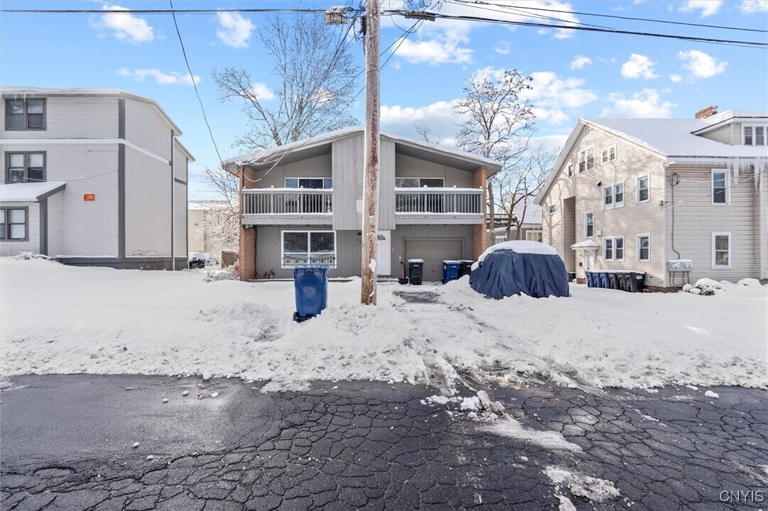 202 Ostrom Ave in Syracuse, NY - Building Photo