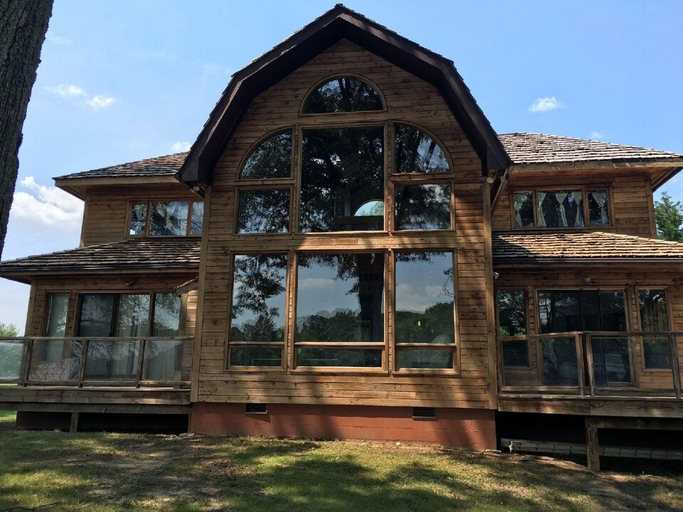 11 Cabin Point Dr in Montross, VA - Building Photo